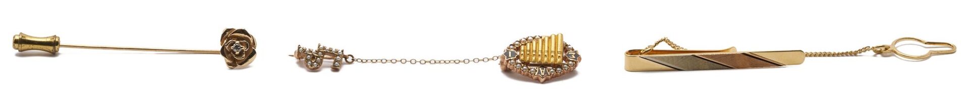 Lot 1113: 3 Gold Accessories incl. Tie Clip & Pins