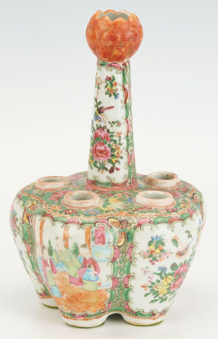 Lot 18: Chinese Export Porcelain Bulb Vase & Chestnut Basket with Underplate