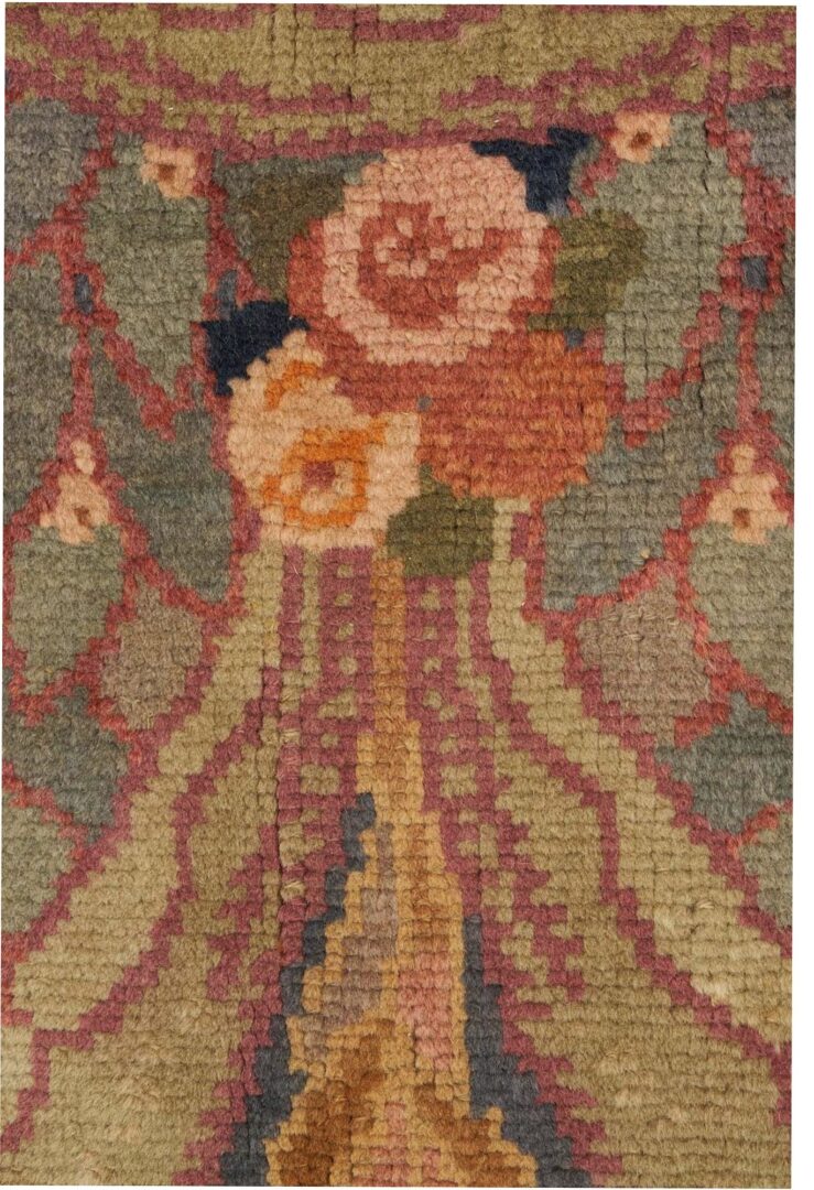 Lot 235: Antique French Savonnerie Carpet, 9′ x 7′