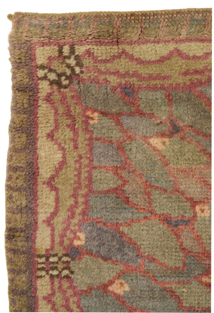 Lot 235: Antique French Savonnerie Carpet, 9′ x 7′