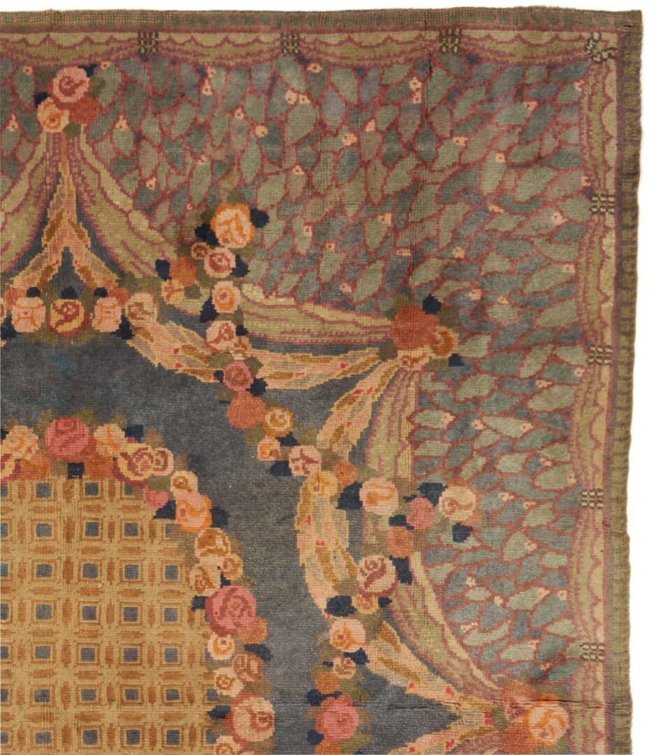 Lot 235: Antique French Savonnerie Carpet, 9′ x 7′