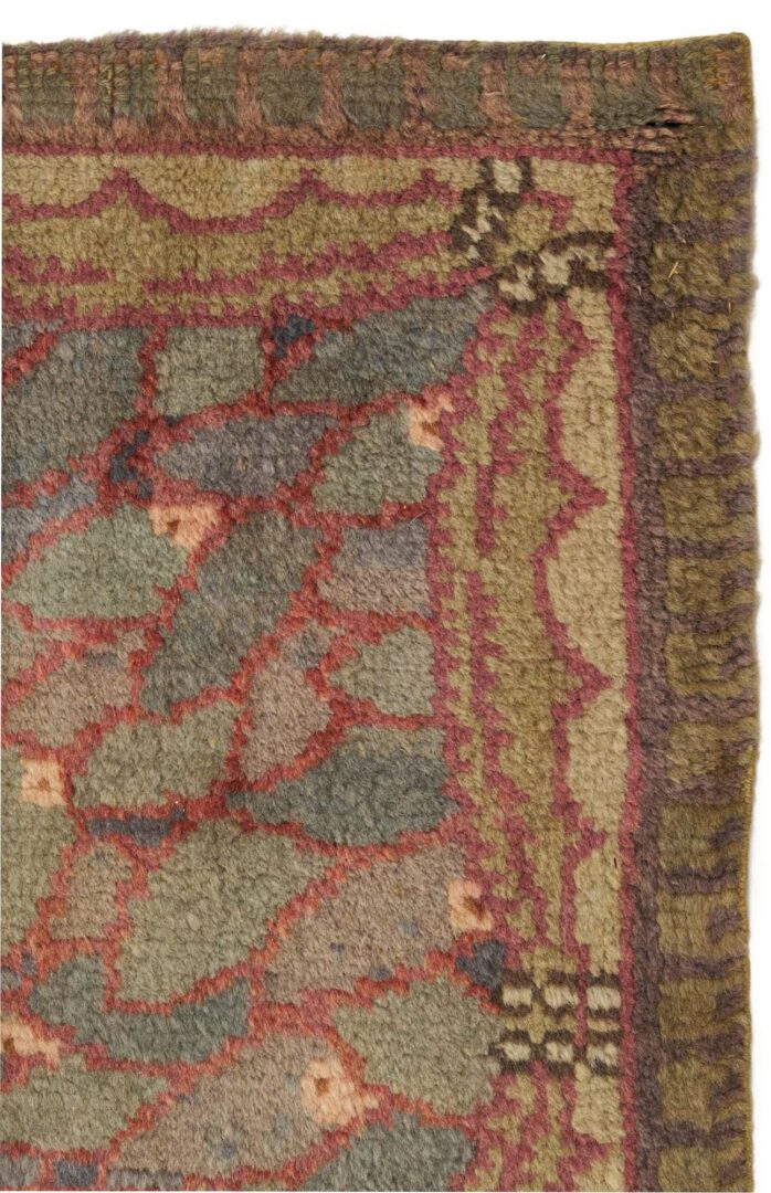 Lot 235: Antique French Savonnerie Carpet, 9′ x 7′