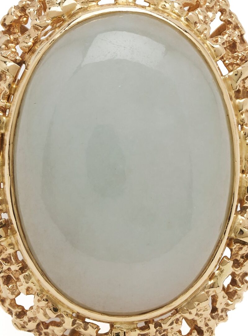 Lot 23: 18K Yellow Gold & White Jade Ring