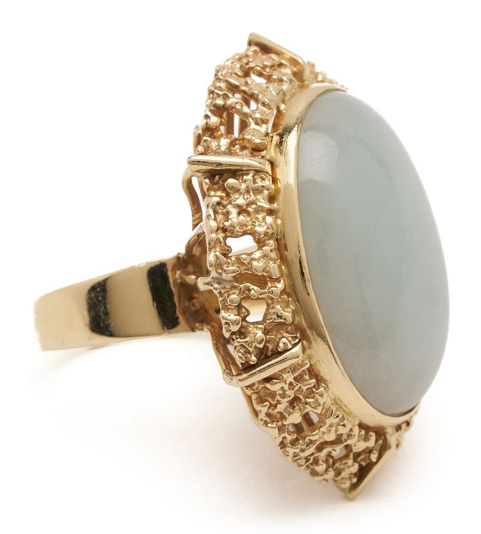 Lot 23: 18K Yellow Gold & White Jade Ring