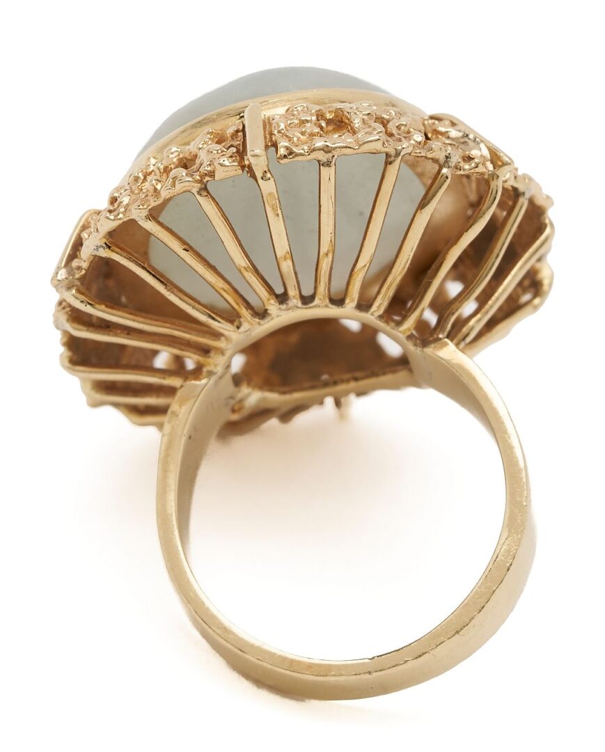 Lot 23: 18K Yellow Gold & White Jade Ring