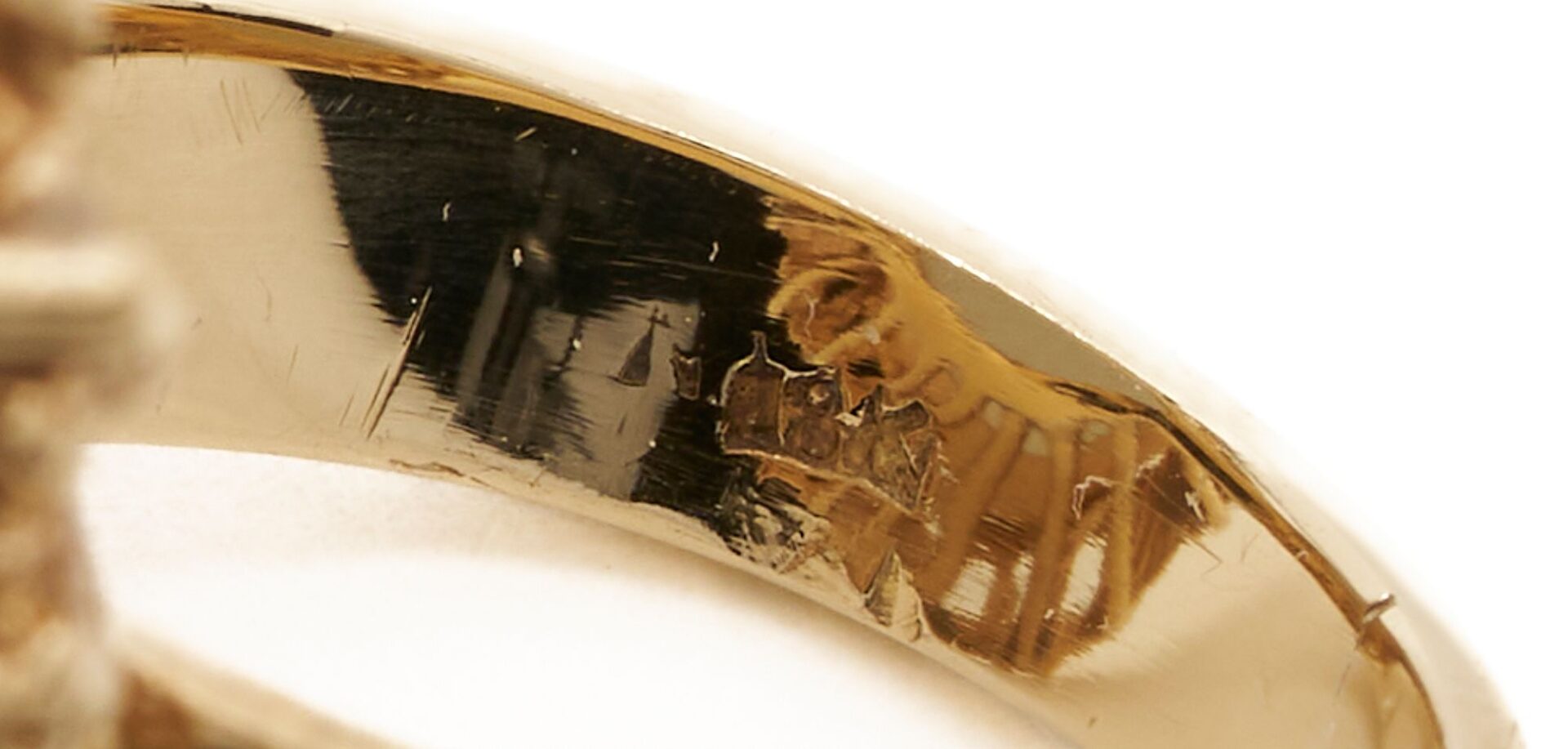 Lot 23: 18K Yellow Gold & White Jade Ring