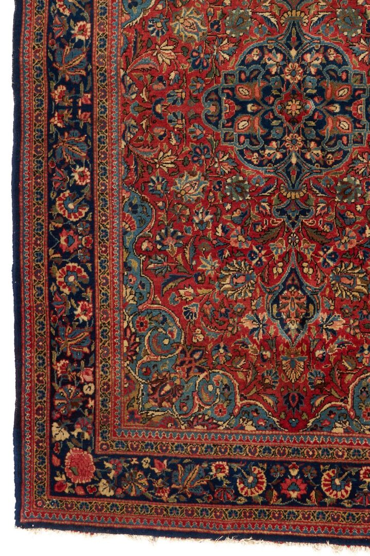 Lot 252: Persian Kashan Medallion Rug, 5 ft x 3.5 ft