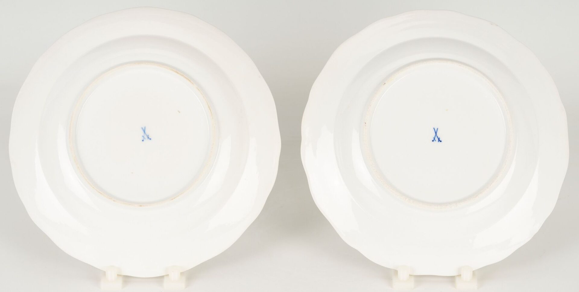 Lot 344: Meissen Scattered Flowers Pattern Porcelain Dinnerware