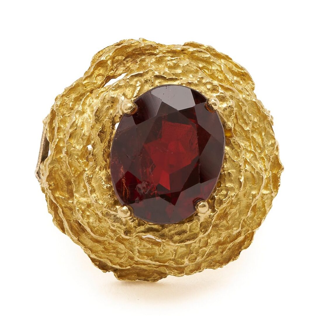 Lot 824: 18K & Garnet Ring
