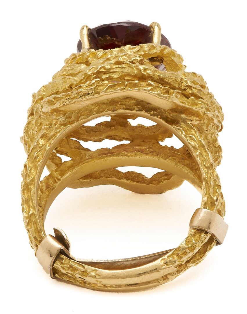 Lot 824: 18K & Garnet Ring