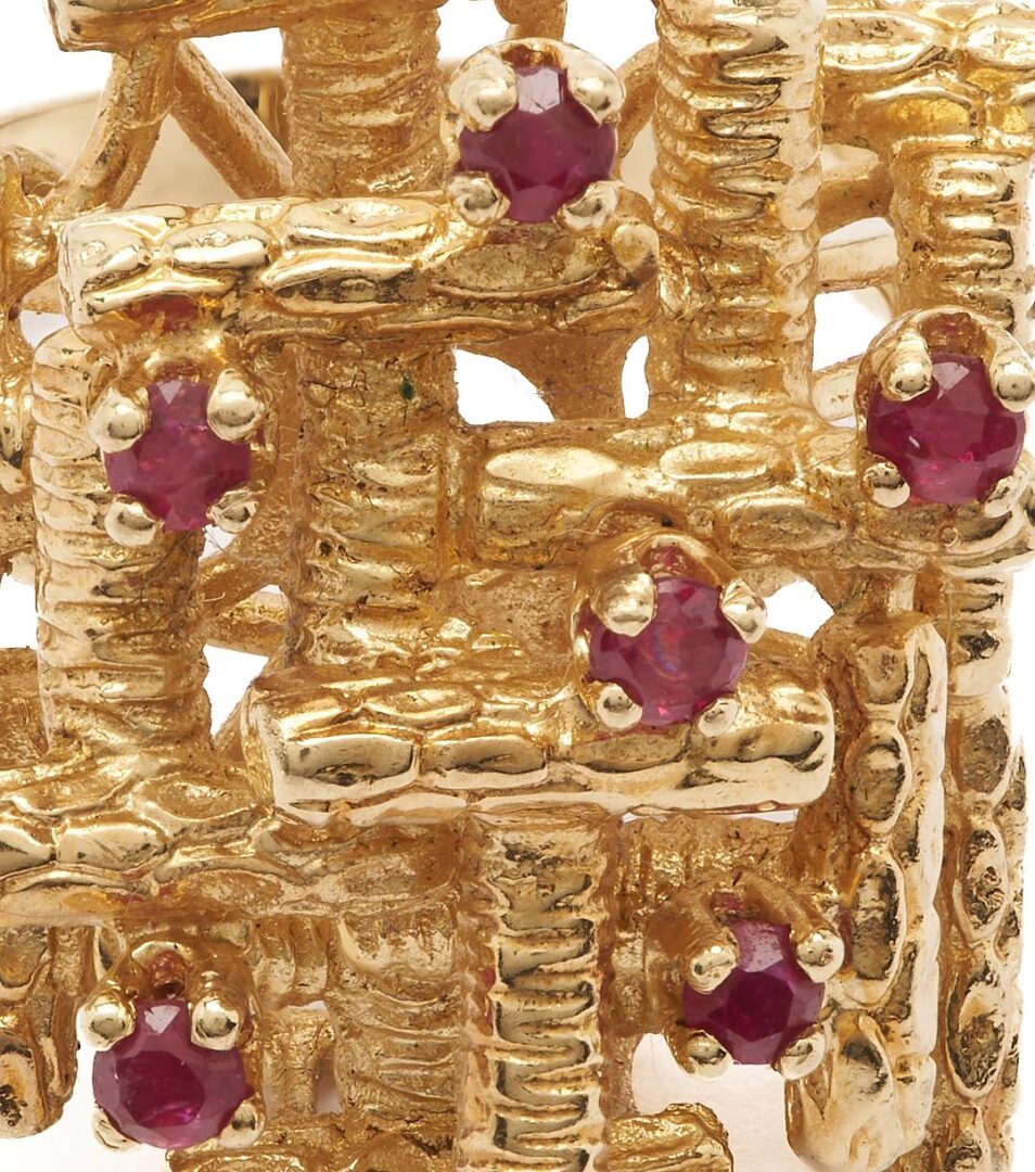 Lot 838: 18K Gold Ruby Ring