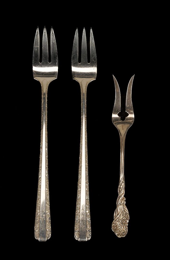 Lot 858: 20 Towle Candlelight Flatware Pcs., plus 6 others