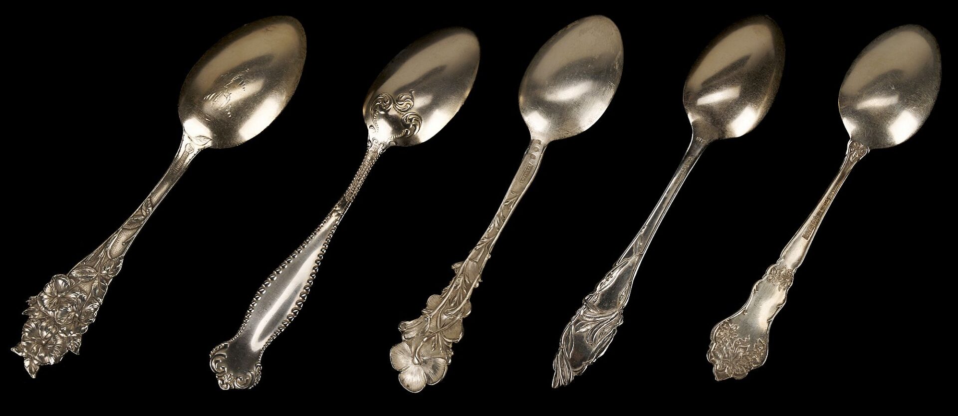 Lot 860: 30 Assorted Sterling Silver Souvenir Spoons