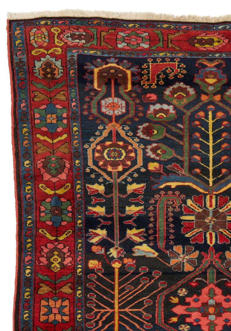 Lot 912: Persian Bakhtiari Carpet, 7′ x 4′