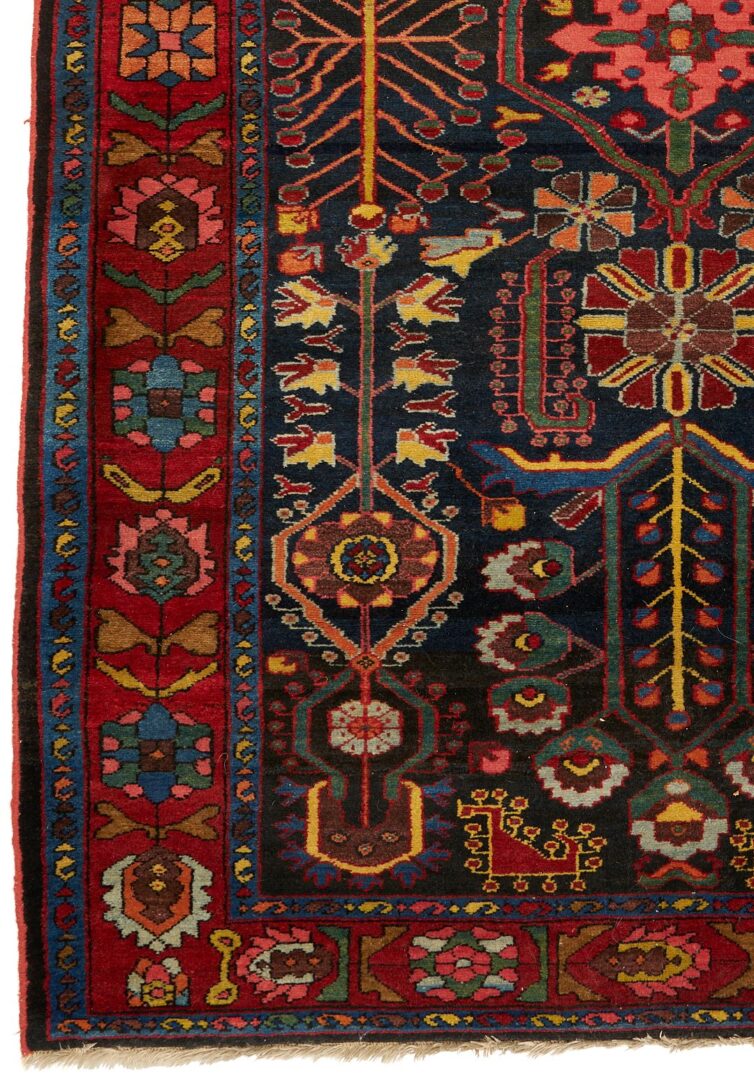 Lot 912: Persian Bakhtiari Carpet, 7′ x 4′