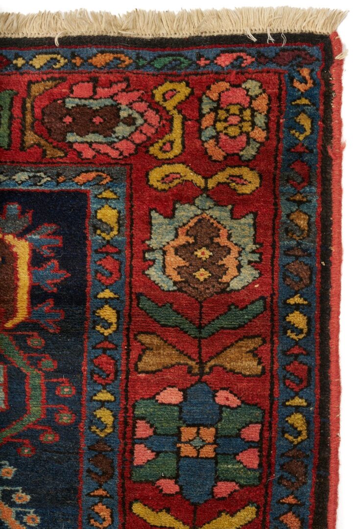 Lot 912: Persian Bakhtiari Carpet, 7′ x 4′