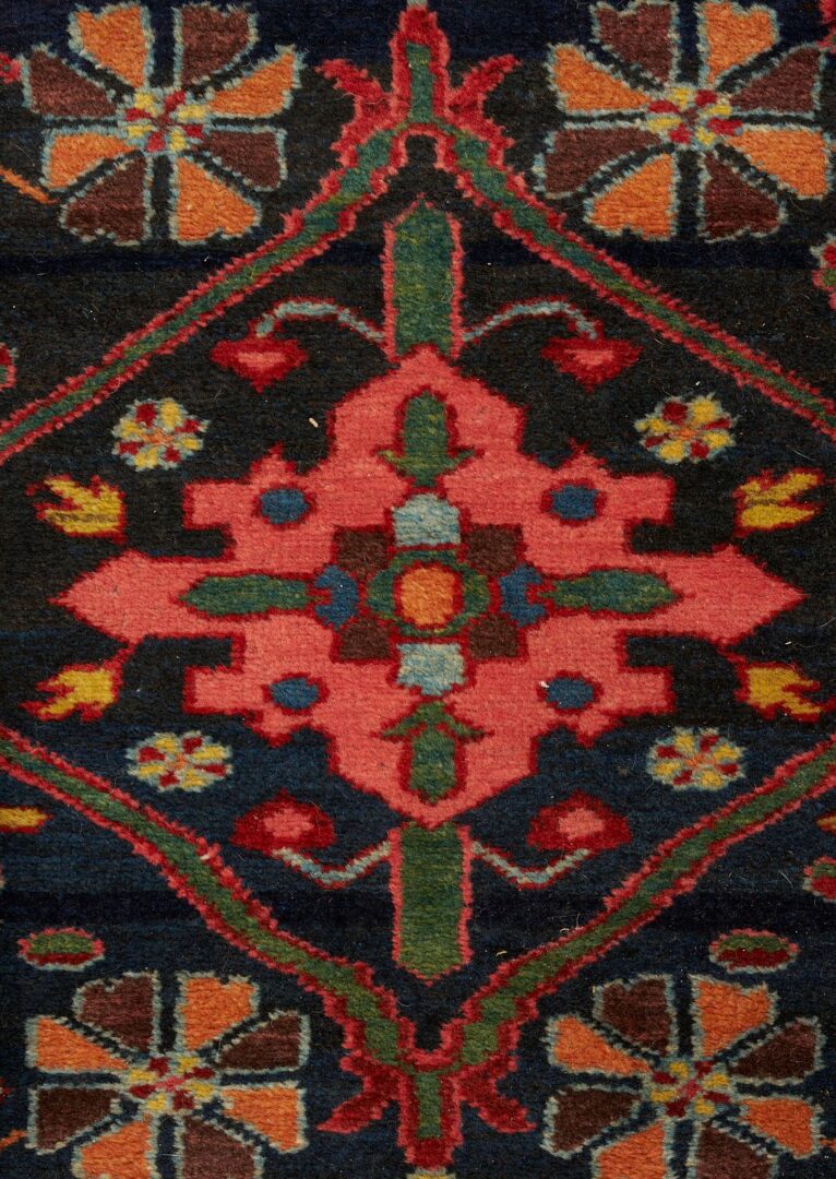 Lot 912: Persian Bakhtiari Carpet, 7′ x 4′