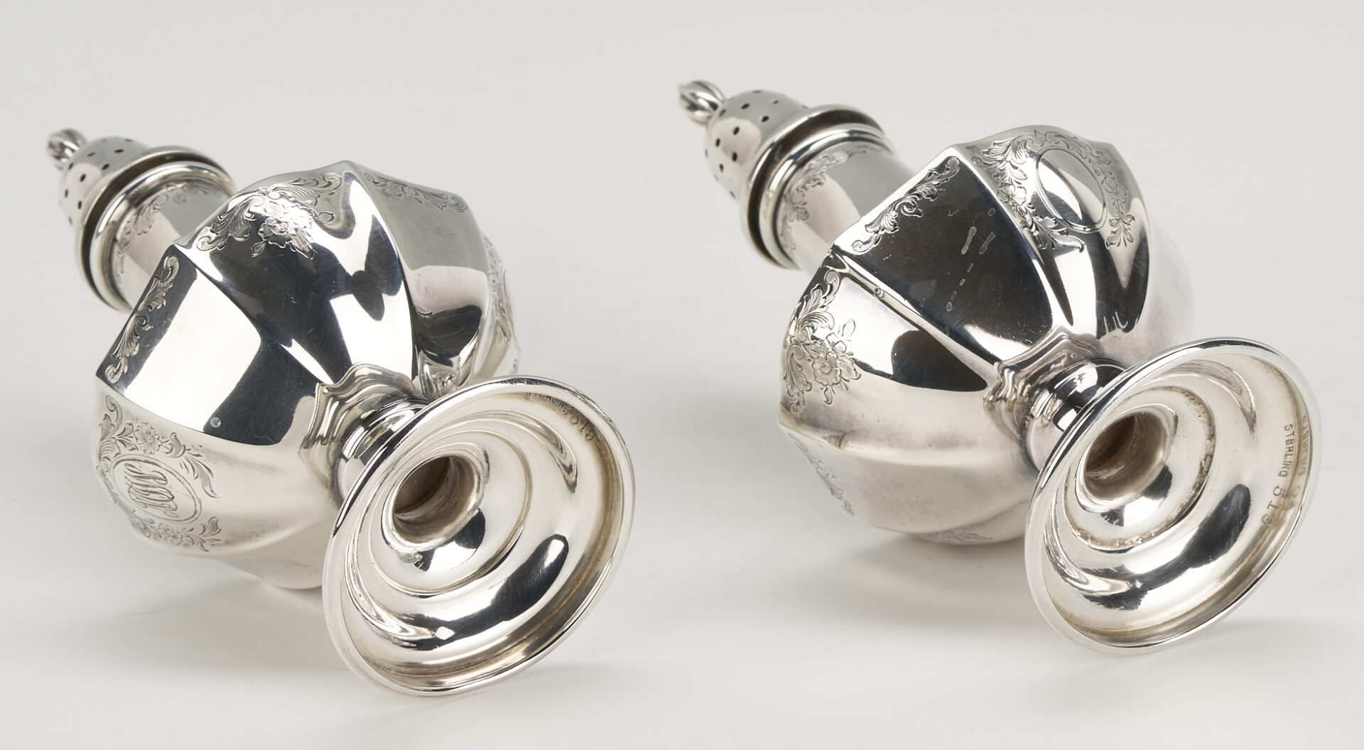 Lot 1031: 8 Sterling Silver Table Items