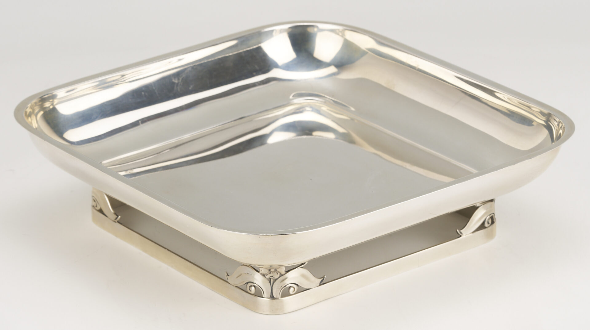 Lot 105: Pr. Sterling La Paglia Vases Plus 1 Gardiner Square Dish
