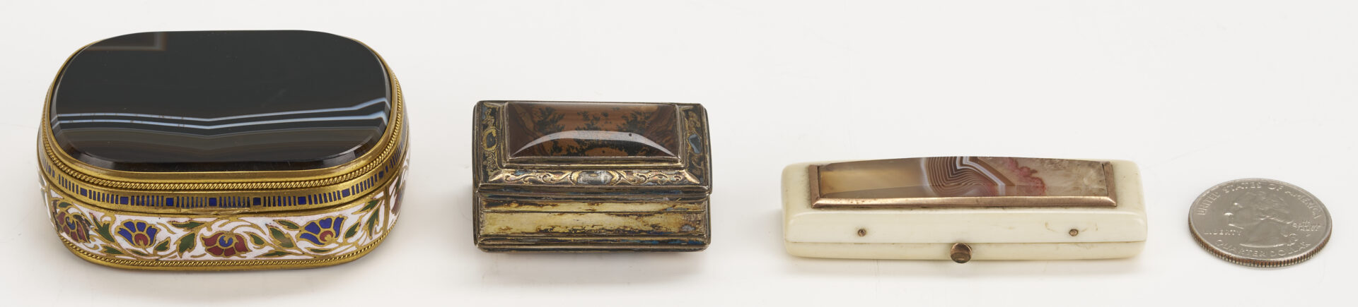 Lot 107: 3 Agate Vertu Boxes: Vinaigrette, Snuff & Toothpick Case