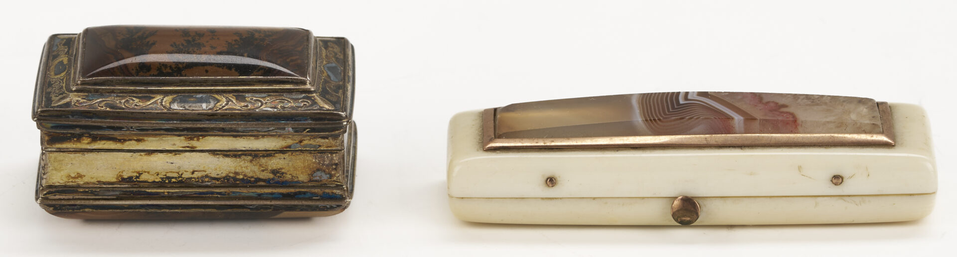 Lot 107: 3 Agate Vertu Boxes: Vinaigrette, Snuff & Toothpick Case
