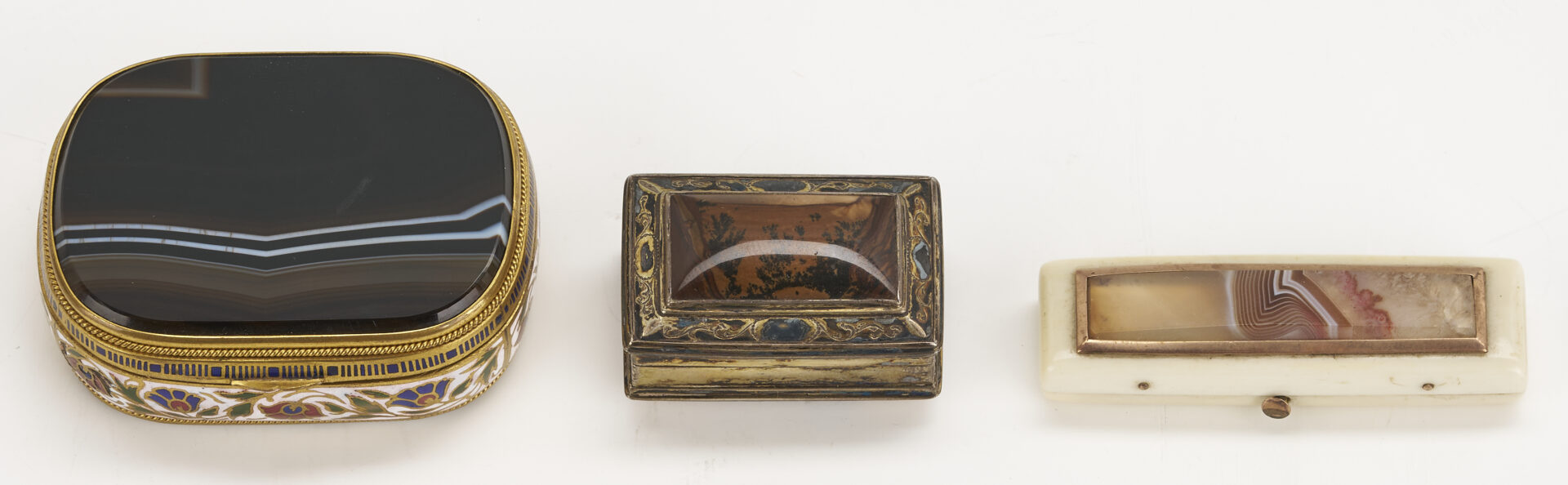 Lot 107: 3 Agate Vertu Boxes: Vinaigrette, Snuff & Toothpick Case