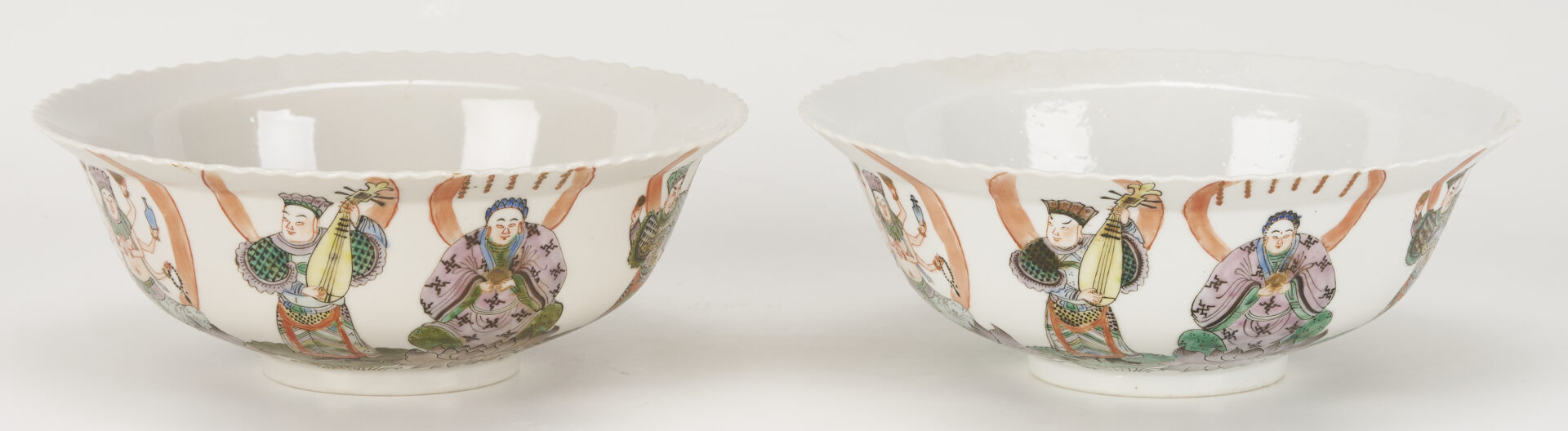 Lot 10: 4 Chinese Porcelain Bowls in Fitted Cabinet