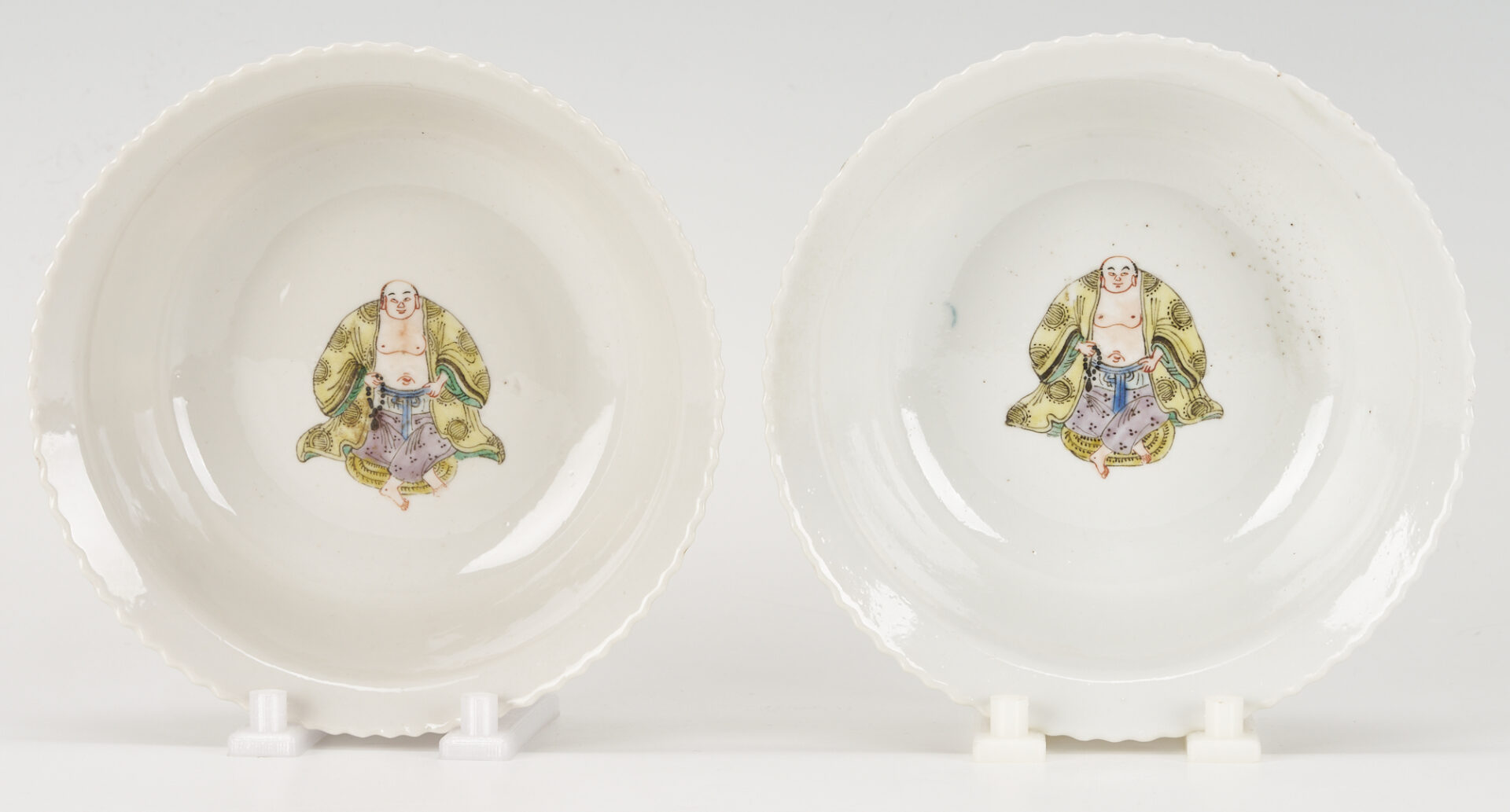 Lot 10: 4 Chinese Porcelain Bowls in Fitted Cabinet