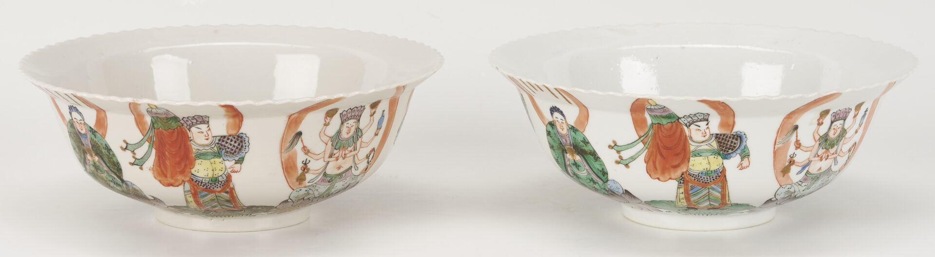 Lot 10: 4 Chinese Porcelain Bowls in Fitted Cabinet