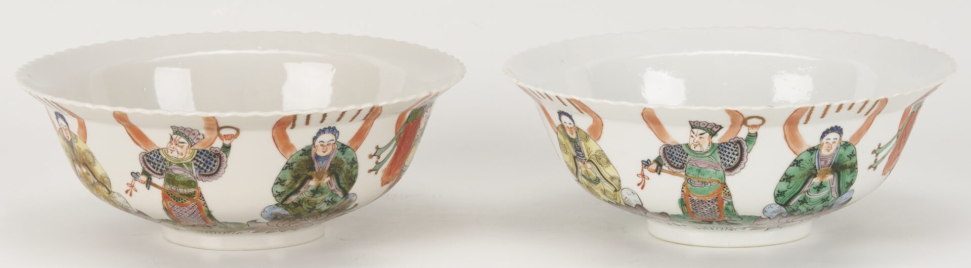 Lot 10: 4 Chinese Porcelain Bowls in Fitted Cabinet