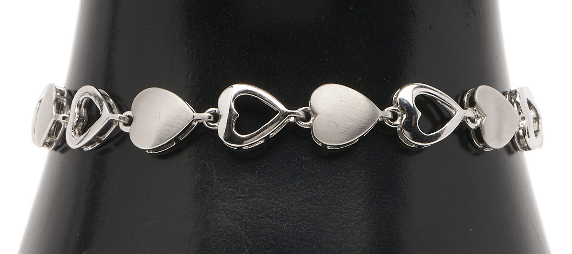 Lot 1270: 14K White Gold Heart Bracelet