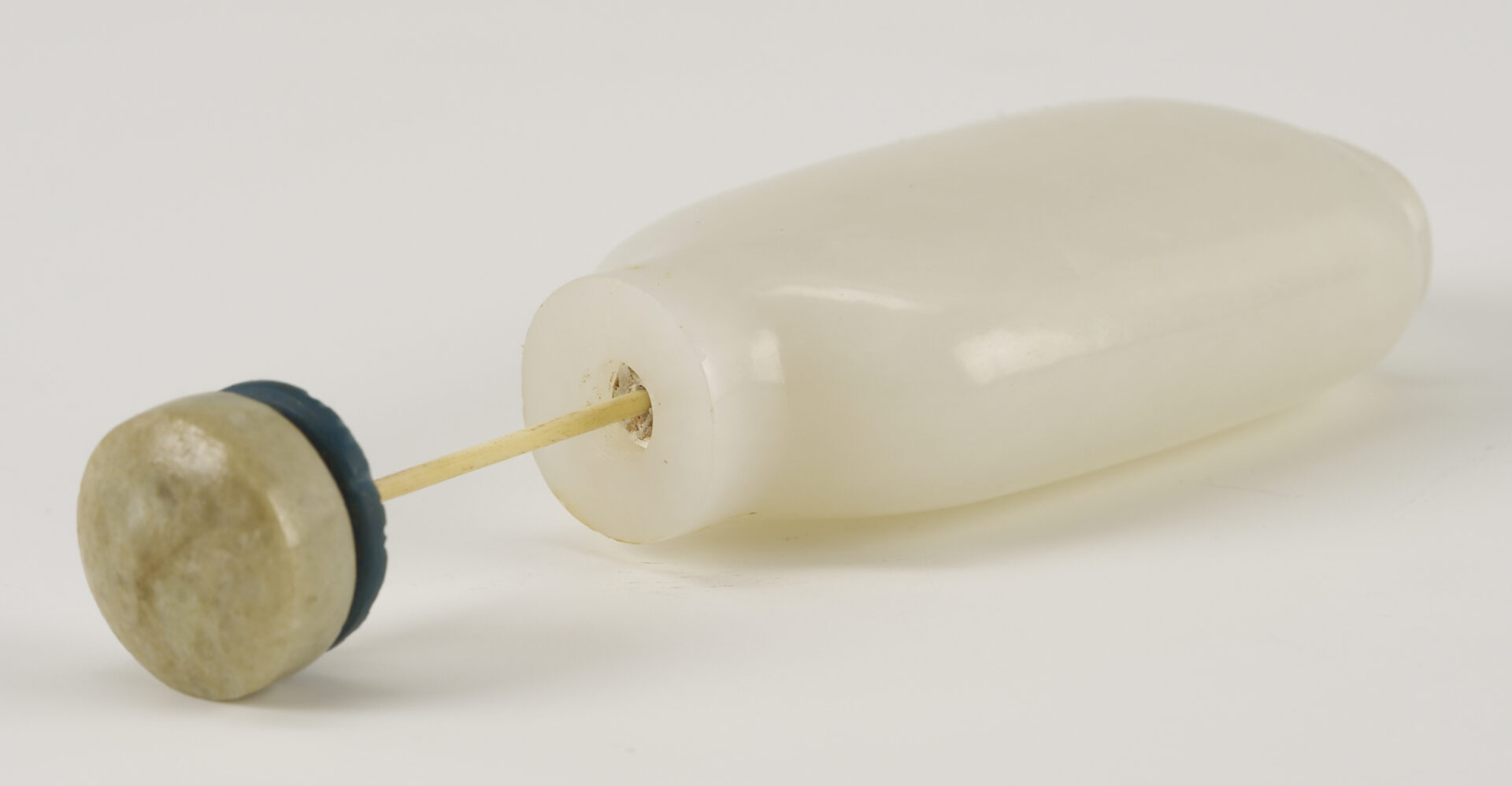 Lot 2: Chinese White Jade Snuff Bottle