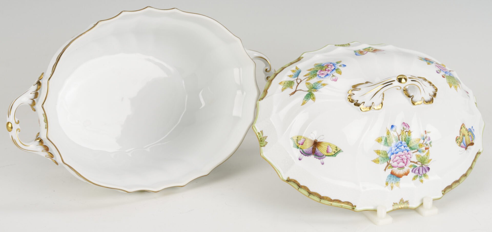 Lot 379: Herend Queen Victoria Porcelain Tureen & Underplate