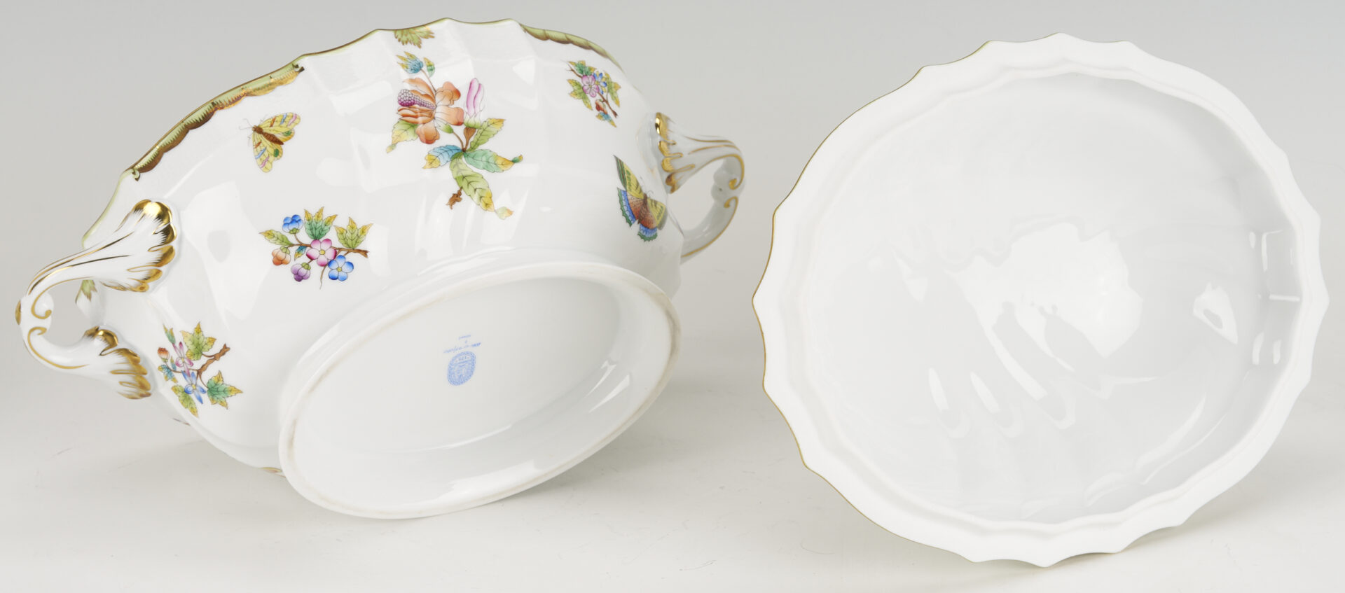 Lot 379: Herend Queen Victoria Porcelain Tureen & Underplate