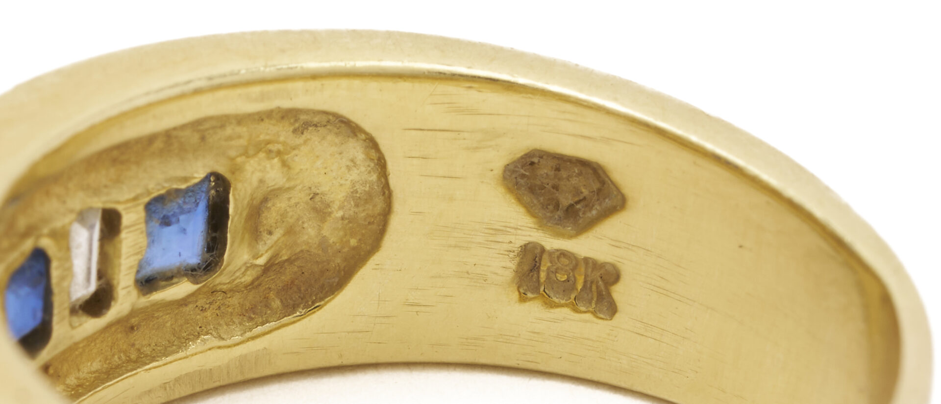 Lot 667: Diamond & Sapphire 18K Yellow Gold Ring