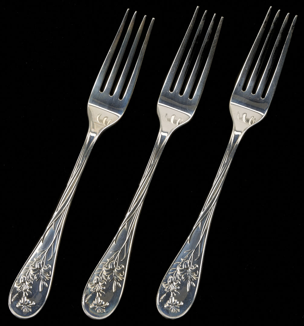Lot 835: 13 Lunt Sterling Silver Forks, Quintessence Pattern