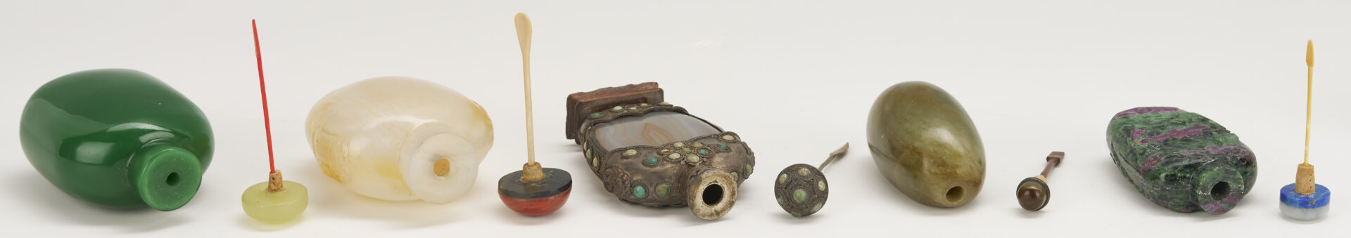 Lot 879: 14 Chinese Snuff Bottles: Glass, Agate, Hardstone