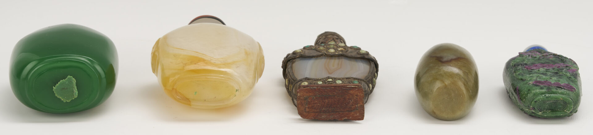 Lot 879: 14 Chinese Snuff Bottles: Glass, Agate, Hardstone