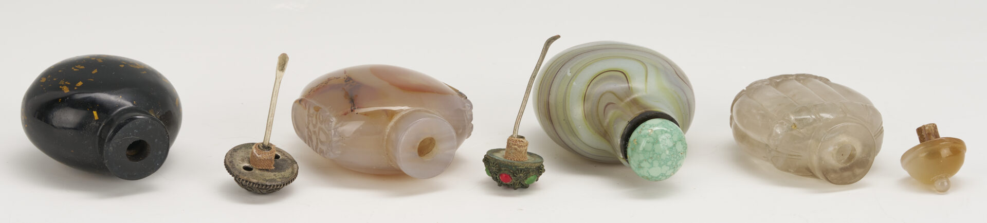 Lot 879: 14 Chinese Snuff Bottles: Glass, Agate, Hardstone