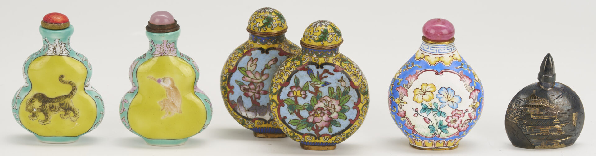 Lot 880: 11 Chinese Snuff Bottles incl. Famille Rose, Canton Enamel, Silver