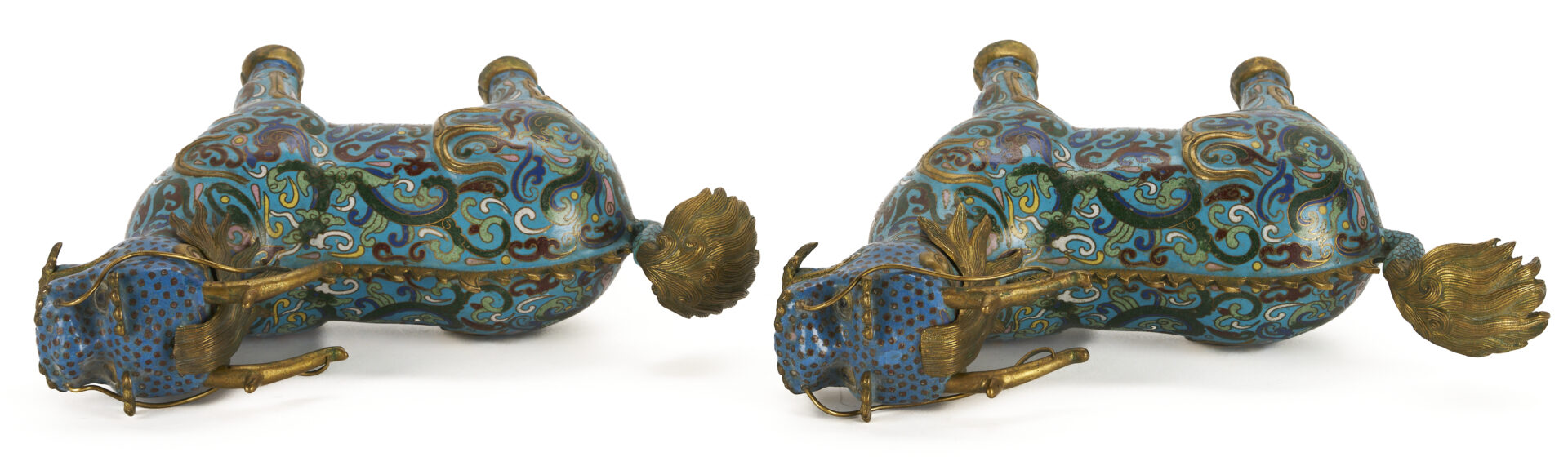Lot 884: Pair Cloisonne Foo Dogs plus Cloisonne Plate