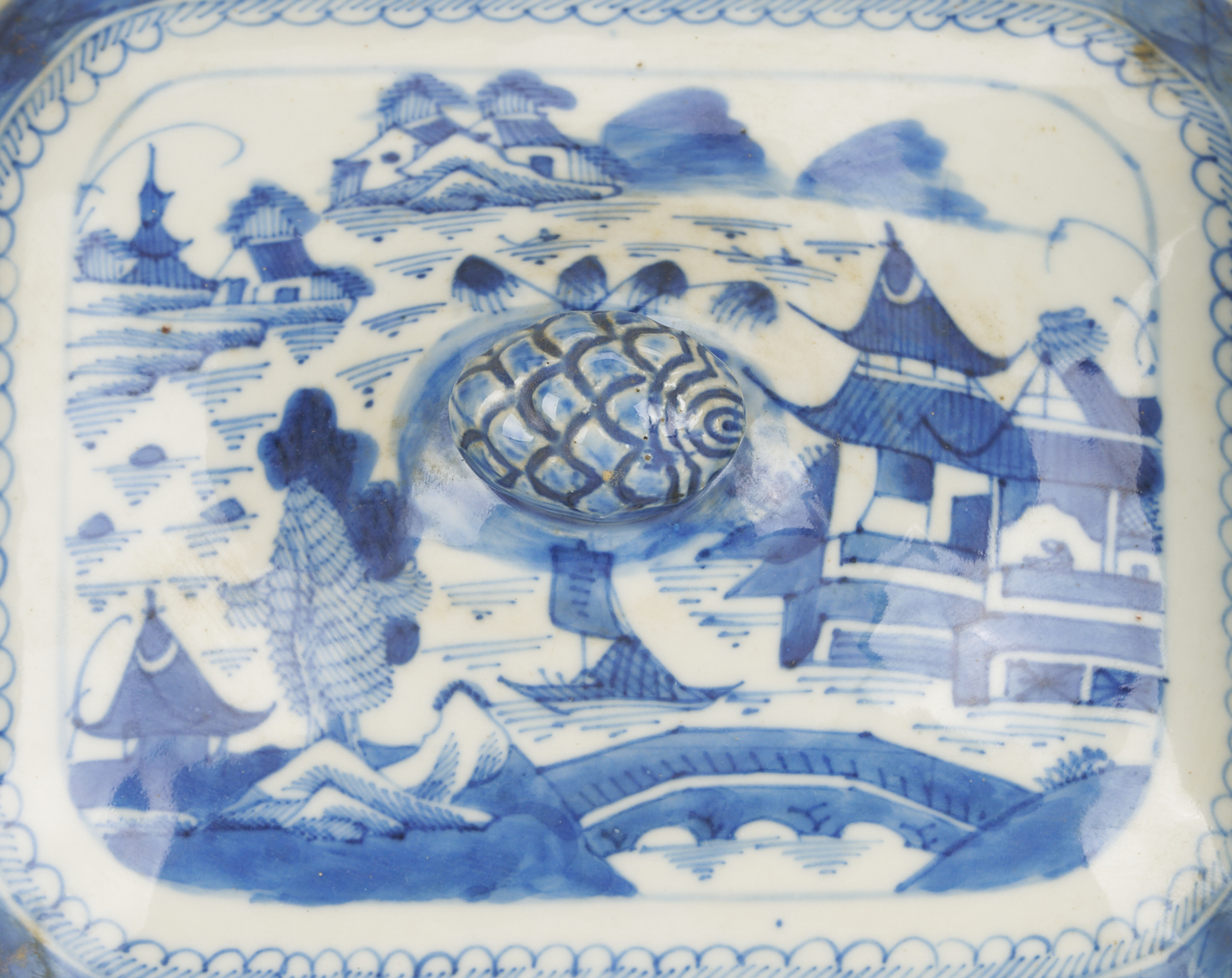Lot 899: 4 Chinese Export Canton Covered Tureens