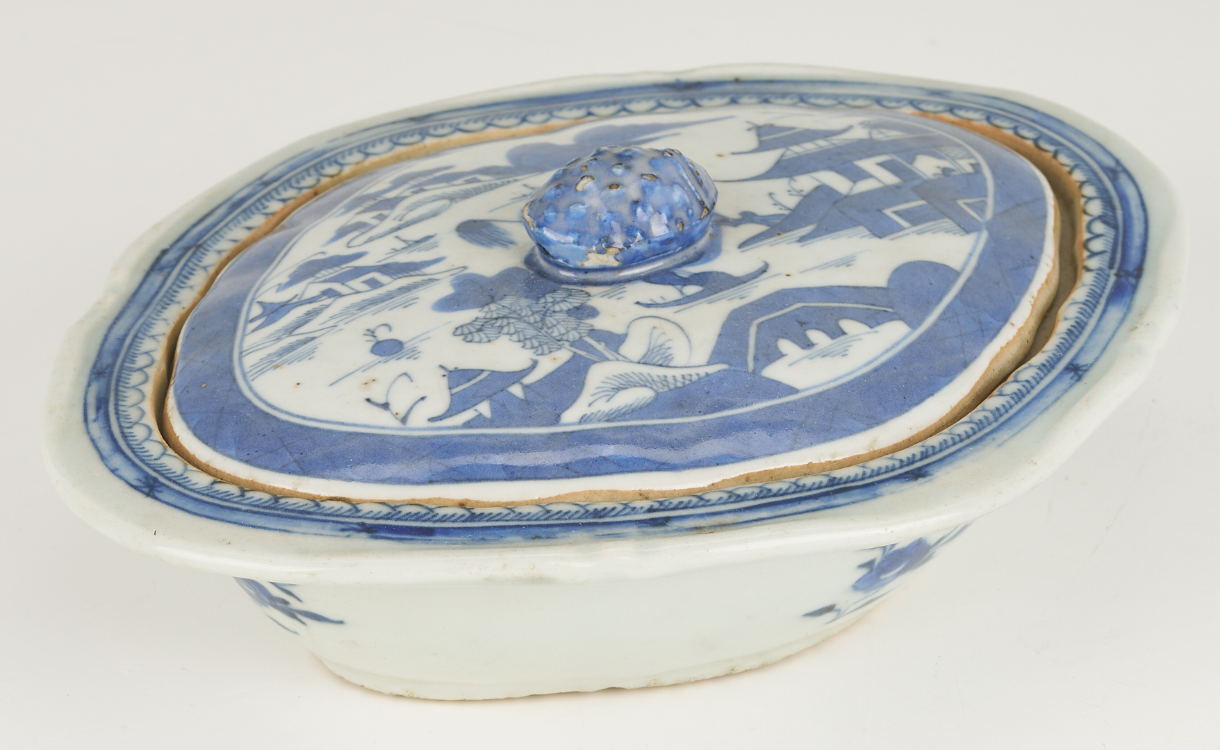 Lot 899: 4 Chinese Export Canton Covered Tureens
