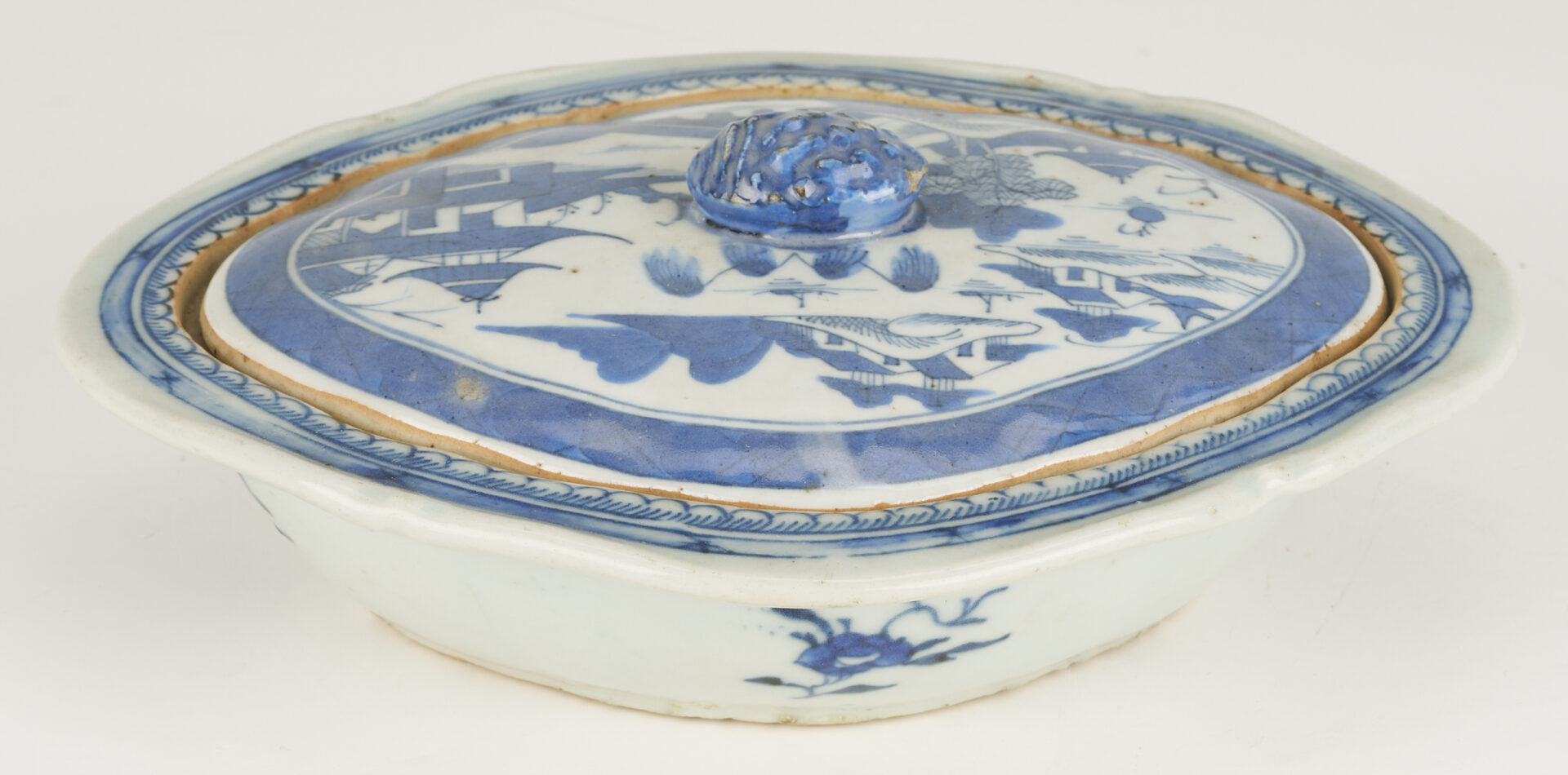 Lot 899: 4 Chinese Export Canton Covered Tureens