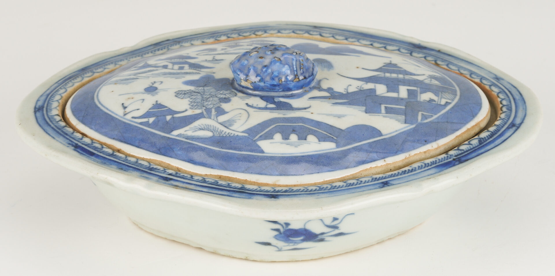 Lot 899: 4 Chinese Export Canton Covered Tureens
