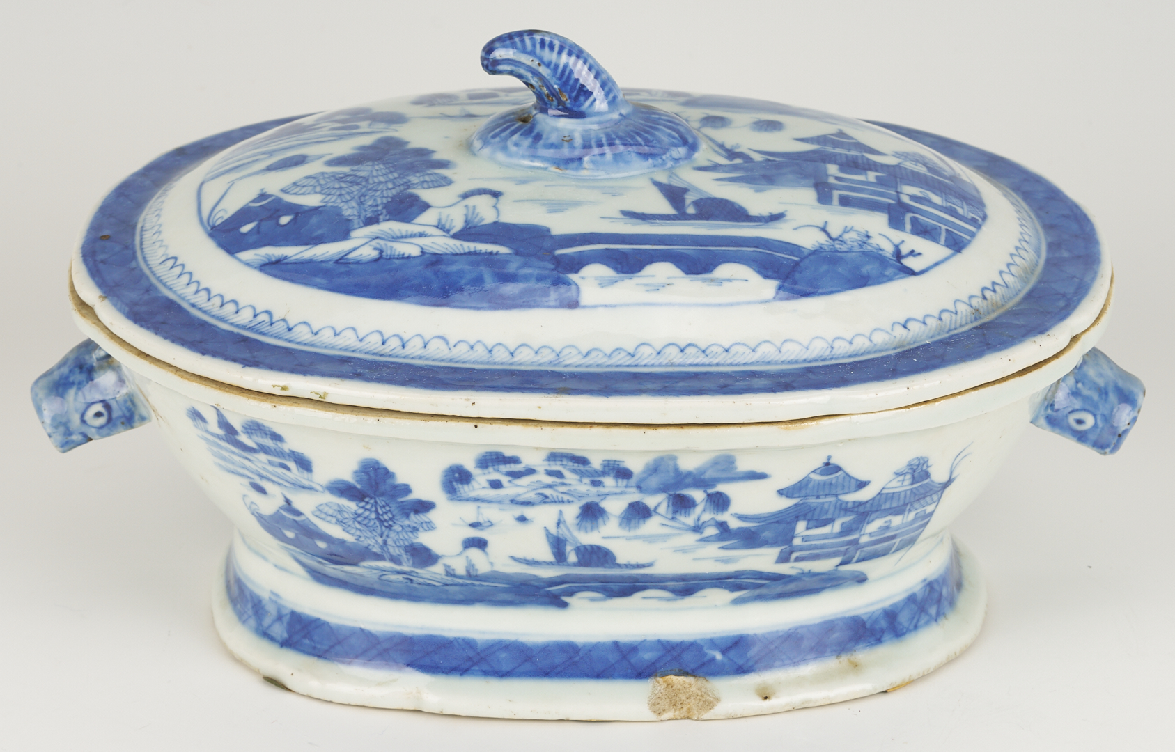 Lot 899: 4 Chinese Export Canton Covered Tureens
