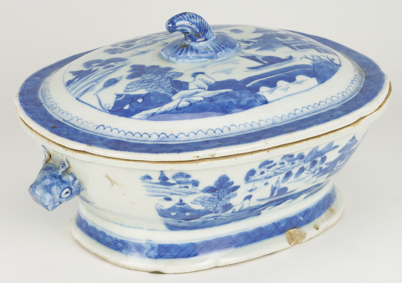 Lot 899: 4 Chinese Export Canton Covered Tureens