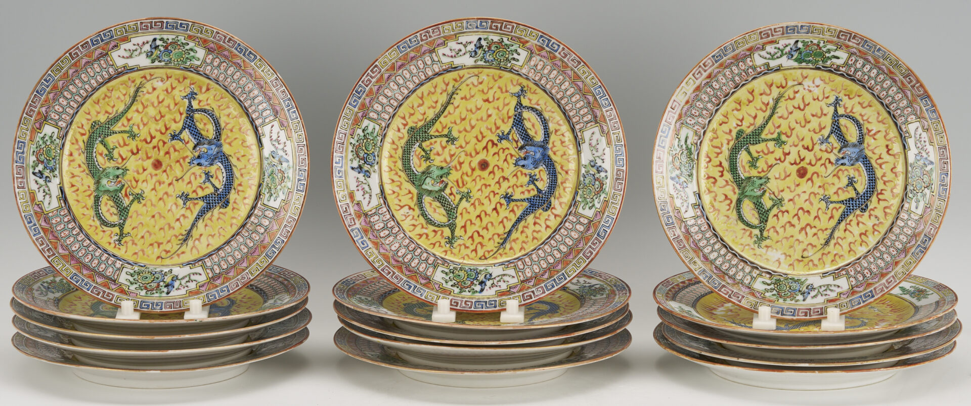 Lot 900: Set of 15 Chinese Porcelain Dragon Plates