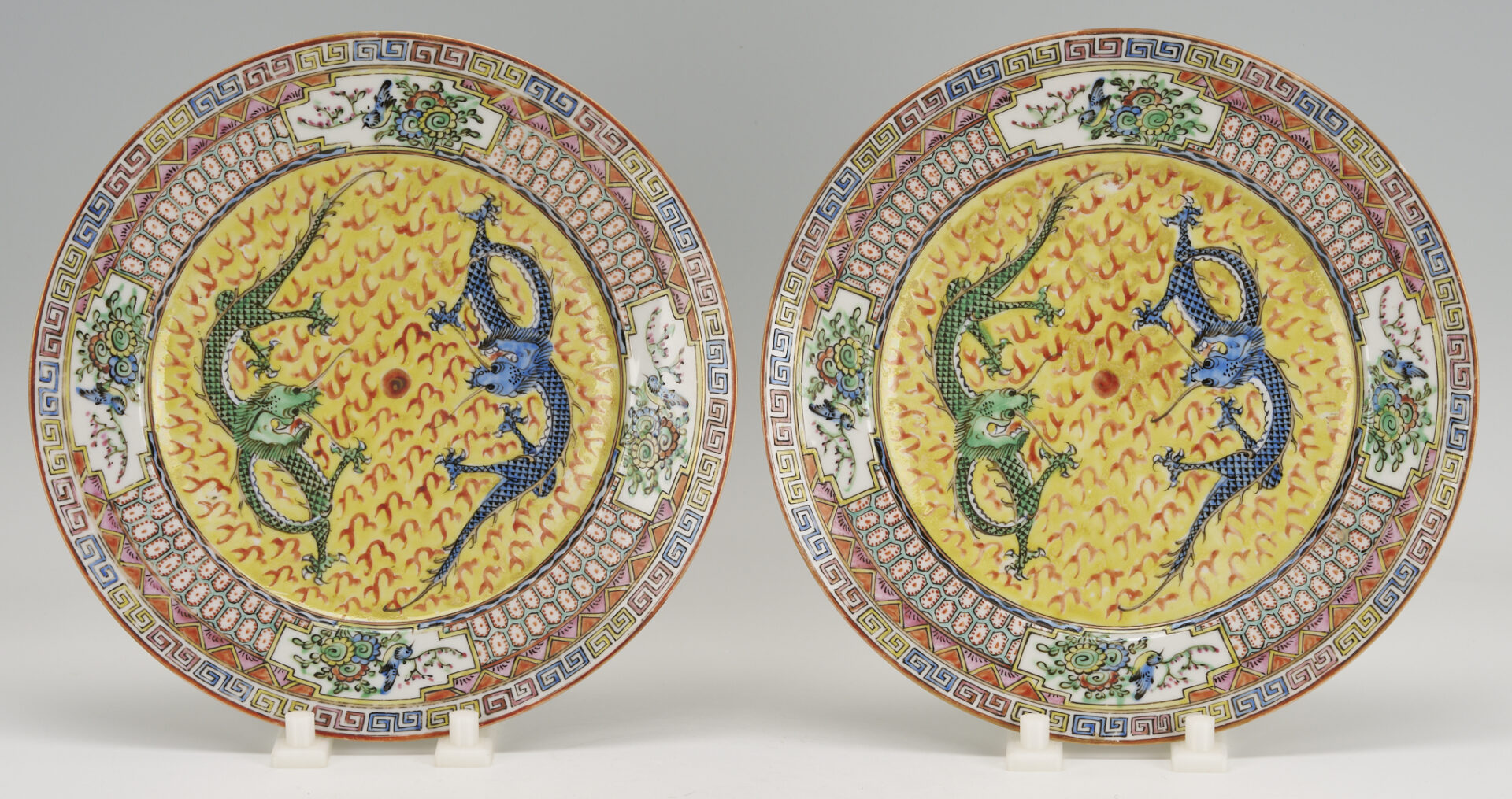 Lot 900: Set of 15 Chinese Porcelain Dragon Plates