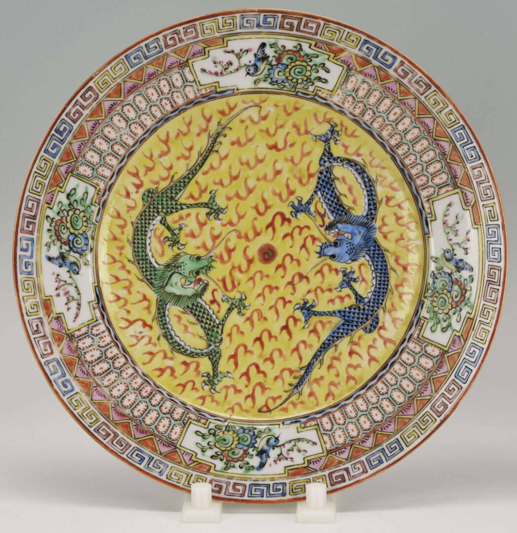 Lot 900: Set of 15 Chinese Porcelain Dragon Plates